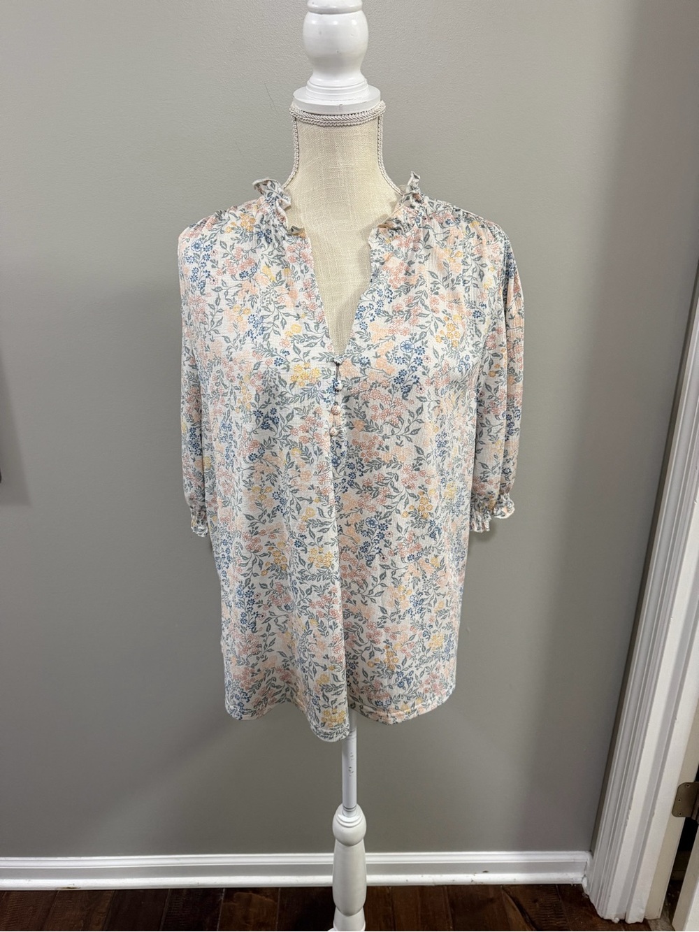 Melloday Floral Ruffle Split-Neck Blouse in Pastel Pink & Blue. Size 2X